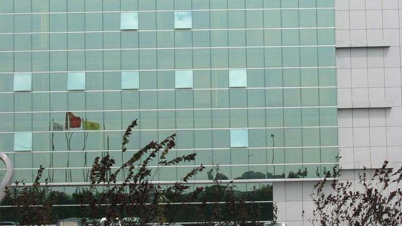 静音门主要通过以下几种方式实现隔音效果：